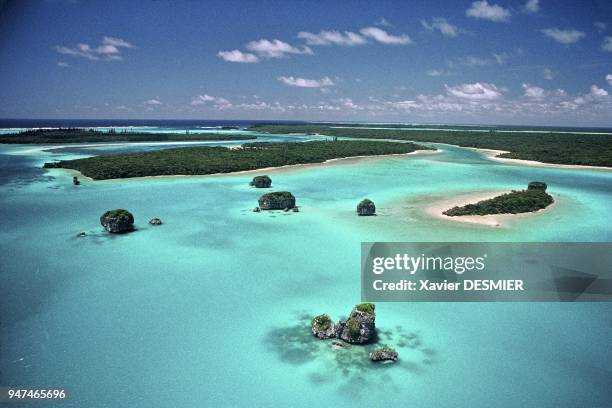 New Caledonia, the lagoon, Isle of Pines. Nouvelle-Calédonie, La Baie d'Oro. Le lagon offre par certains endroit toute une palette de bleus-verts...