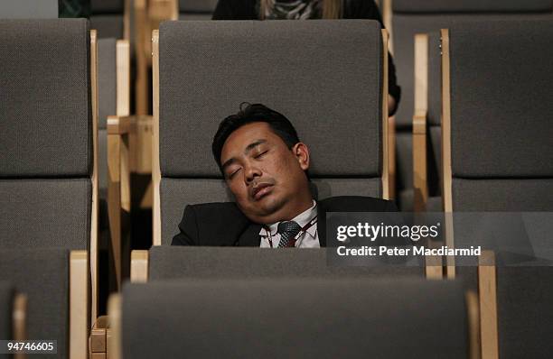 Delegate sleeps in the main press conference room on the final day of the UN Climate Change Conference on December 18, 2009 in Copenhagen, Denmark....