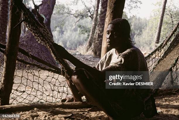 Mangrove de Guinée. Moment de d??tente au village de p??cheur au petit port de Dobir??, région de Boffa. Village de l'ethnie Baga qui vit en...