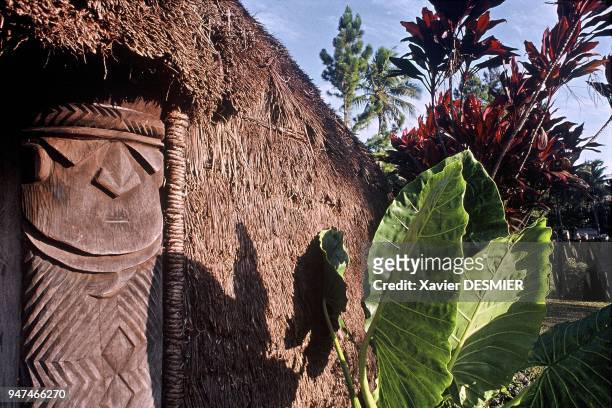 New Caledonia, the Melanesian hut of the leader of the Hinthalo tribe, Lifou. Nouvelle-Calédonie, La case traditionnelle mélanésienne du chef de la...