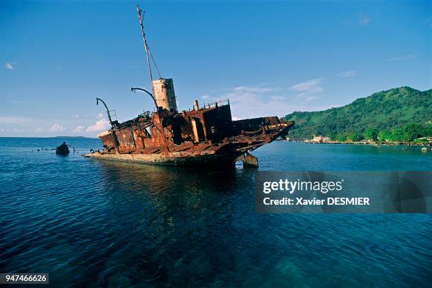 Lagoon full of wrecked ships in Midwam Bay. Truk lagoon, Micronesia. Le lagon des épaves de la baie de Midwam. Lagon de Truk, Micronésie.