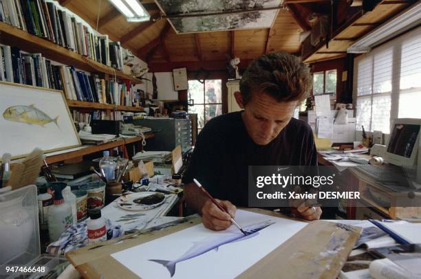 Roger Swainston in his Freemantle studio where he is working on a magazine assignment. Roger Swainston dans son atelier de Freemantle , il travail à...