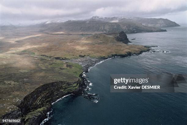 The American bay opens out in the north of Possession Island, along the coastline of the "Branloires" valley. Beyond the beach walking is difficult,...