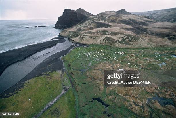 The American bay opens out in the north of Possession Island, along the coastline of the "Branloires" valley. Beyond the beach walking is difficult,...