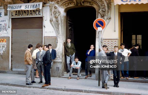 Jeunes hommes dans les rues d'Alger, Algérie 1958-1959.