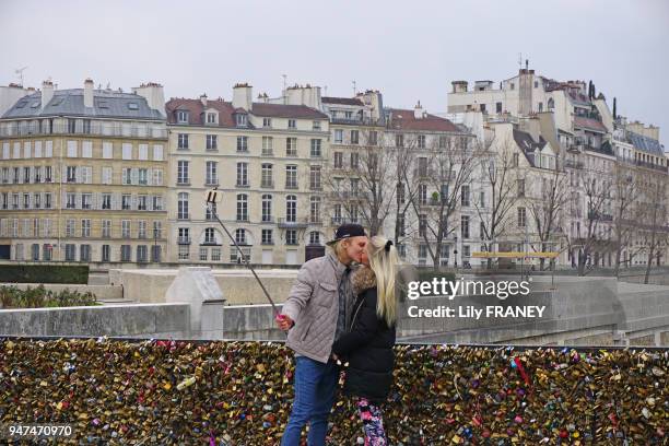 Couple d'amoureux sur un pont, Paris 2015.