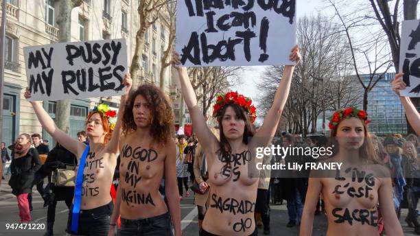 Les Femen lors d'une manifestation pour défendre le droit à l'avortement , en solidarité avec l'Espagne, Paris le 1er février 2014.