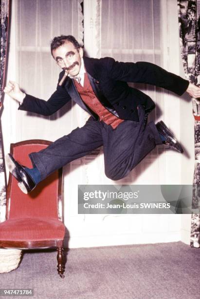 Portrait du photographe français Jean-Philippe Charbonnier déguisé en Groucho Marx.
