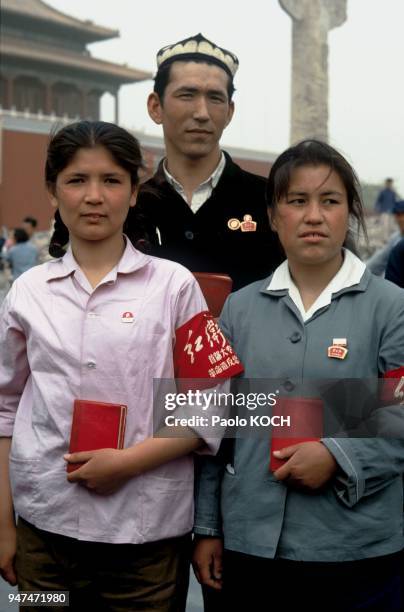 People holding the Little Red Book in their hands. 1966-1967 Personnes tenant le Petit Livre Rouge dans la main.