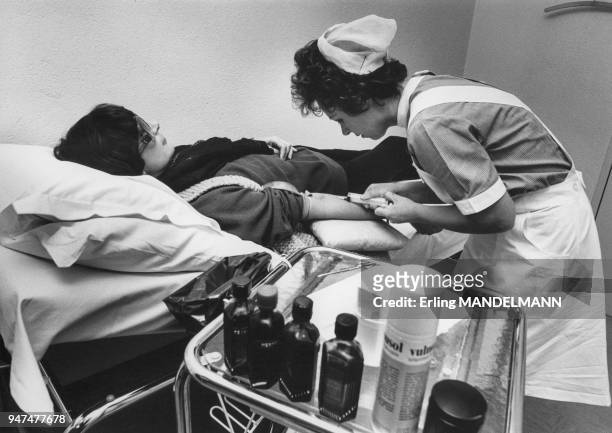 Infirmière faisant une prise de sang.