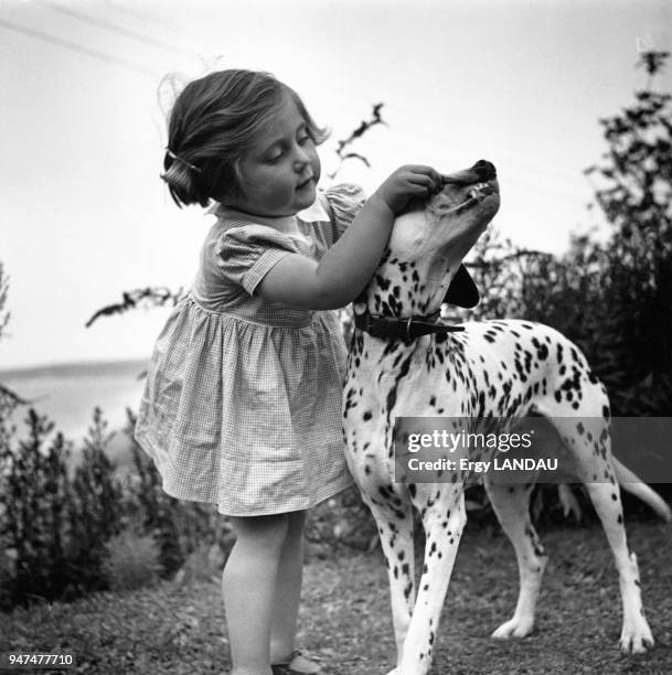 Petite fille jouant avec son chien.