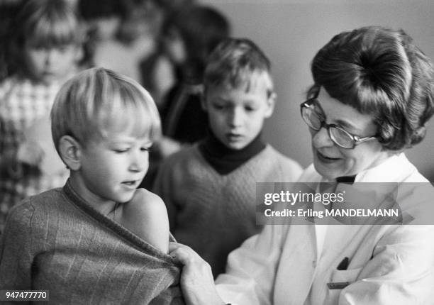 Infirmière vaccinant des enfants à l'école.