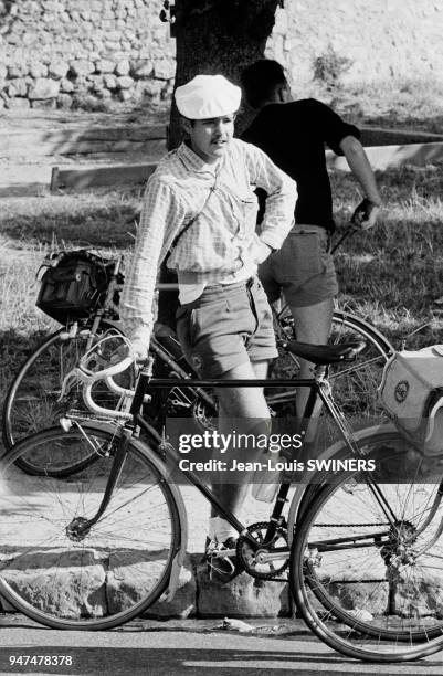 Jeune homme avec son vélo.