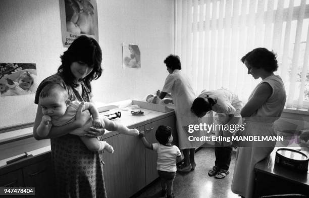 Bébés au centre de pédiatrie d'un dispensaire médical.