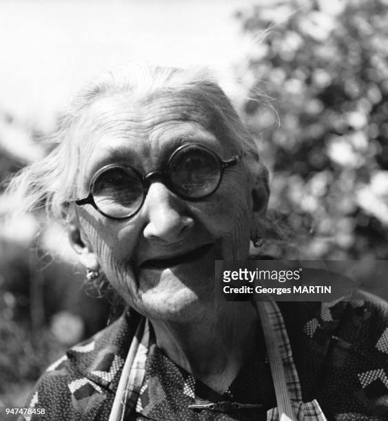 Portrait d'une vieille femme portant des lunettes.