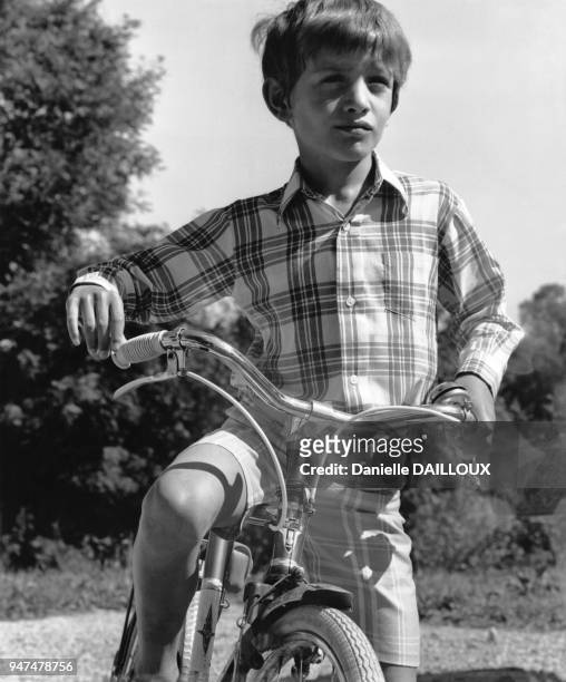 Enfant faisant du vélo.