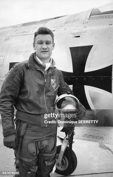 Pilote de l'armée de l'air allemande devant un avion Lockheed F-104 Starfighter.