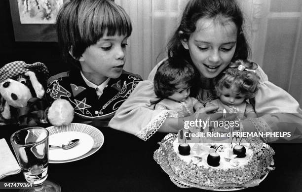 Petite fille soufflant les bougies pour son anniversaire.