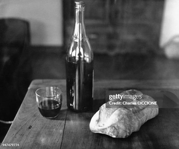 Pain et bouteille de vin sur une table.