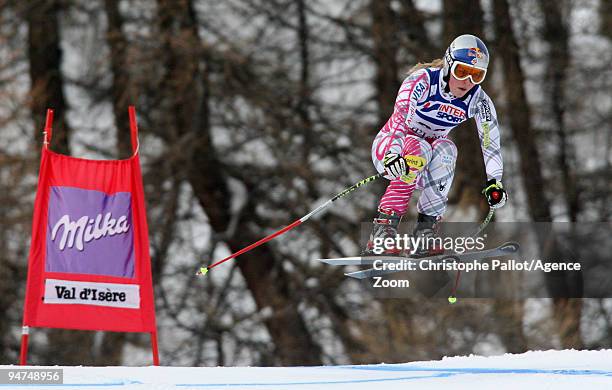 Lindsey Vonn of the USA takes 1st place during the Audi FIS Alpine Ski World Cup Women's Super Combined on December 18, 2009 in Val d'isère, France.