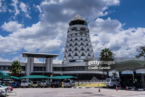 de luchthaven van harare zimbabwe. benoemde robert gabriel mugabe - zimbabwe stockfoto's en -beelden