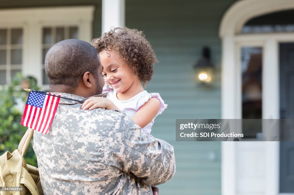 Entzückendes kleine Mädchen freut sich, Vater der Armee zu sehen