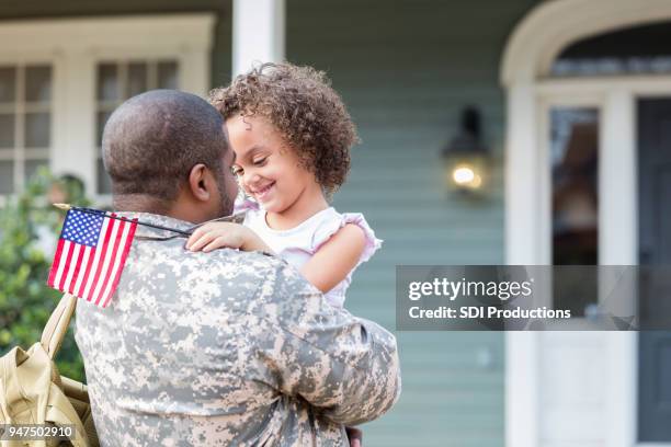 adorable petite fille est très heureux de voir papa armée - homecoming photos et images de collection