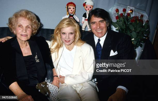 Sylvie Vartan with mother and Tony Scotti, Olympia 1991.