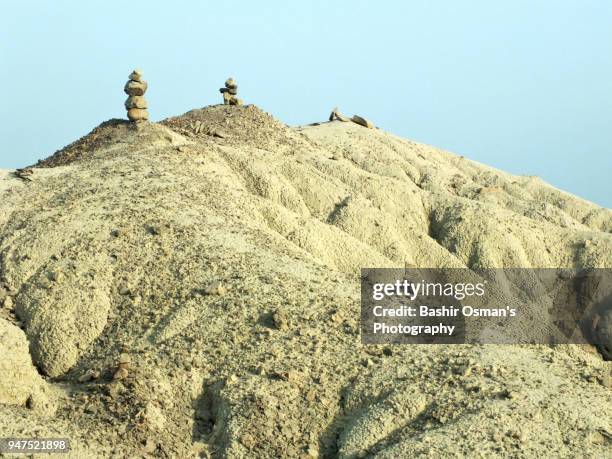 pakistani hindu community celebrate hinglaj festival - indian rural people playing with tourists stock-fotos und bilder