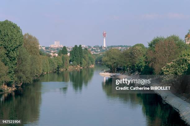 Val-de-Marne, the Marne River between Joinville-le-Pont and Saint-Maur-des-Fossés. Ile-de-France: Val-de-Marne, la Marne entre Joinville-le-Pont et...