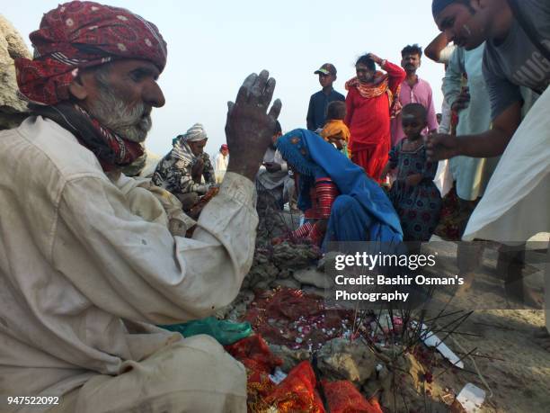 pakistani hindu community celebrate hinglaj festival - indian rural people playing with tourists stock-fotos und bilder