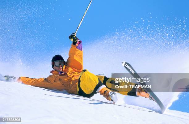 CHUTE A SKI, LA PLAGNE, SAVOIE, FRANCE.