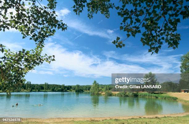 LE LAC DE BAIGNADE DU VERNAY, SAINT BARTHELEMY, DROME, FRANCE.