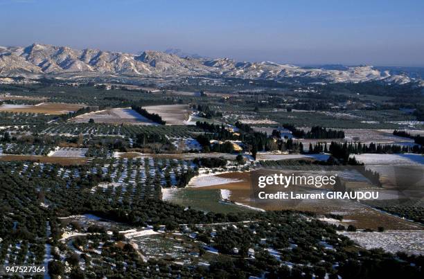 Europe, France, Provence, Alpilles, Bouches du Rhône, Les Baux de Provence. La vallée enneigée des Baux de Provence. . Europe, France, Provence,...