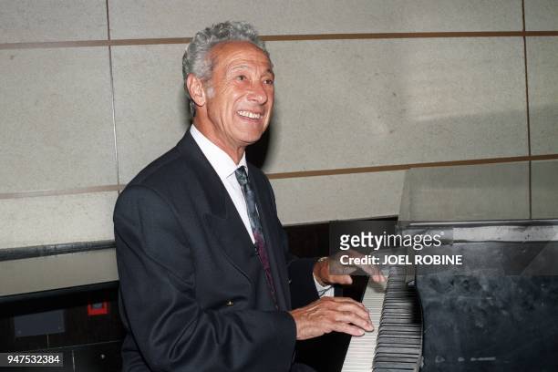 Photographie prise le 26 juin 1995 de l'animateur de France Inter Lucien Jeunesse jouant au piano à la maison de la Radio à Paris, lors de...