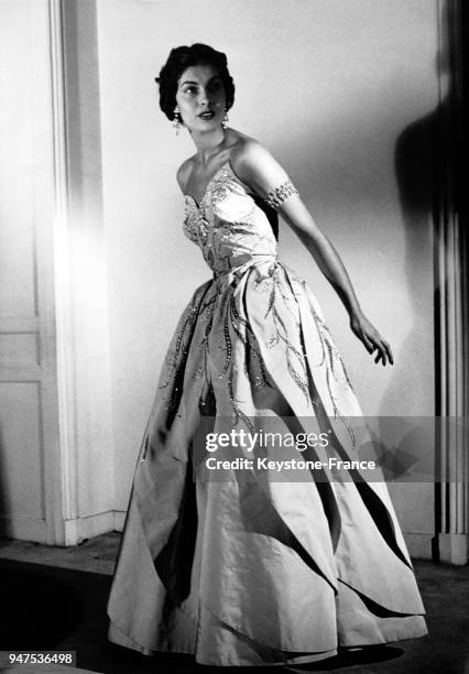 Robe de soirée "Fortune" de grand soir en faille jaune pâle, corsage très décolleté et orné de broderies or. Les broderies se prolongent sur la jupe...