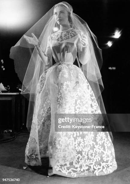 Robe de mariée en peau d'agneau blanc, faite de dentelle de peau incustée sur tulle. Robe présentée au cours Paris le 17 mai 1957.