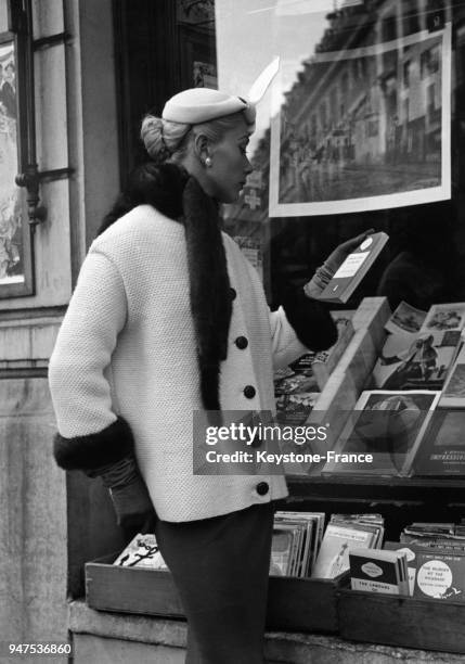 Petite veste sport, tricot main, garniture de vison d'élevage. Création Pierre Balmain, Paris le 20 août 1953.