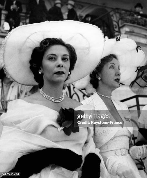 Jeunes femmes élégantes, au pesage, au Prix des Drags à Auteuil, au 1er plan une robe en organdi blanc laissant les épaules découvertes au second...