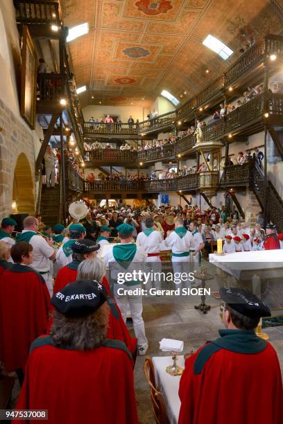 Fête du piment d'Espelette en octobre, messe solennelle avec bénédictions des piments, Pyrénées Atlantique Pays Basque, France.