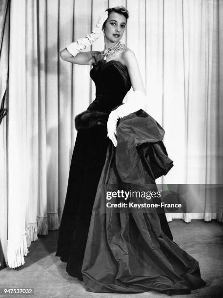 Robe de soirée en rouge rubis en velour rouge sur faille rouge, création Pierre Balmain, Paris 1951.