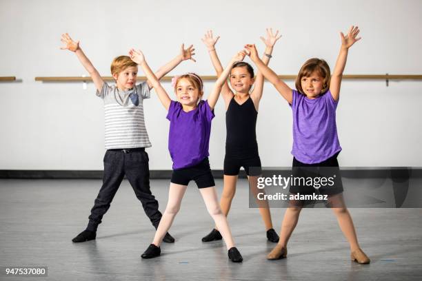 niños practicando teatro musical en estudio - dance studio fotografías e imágenes de stock