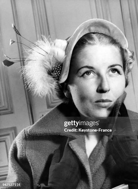 Collection de chapeaux pour l'automne 1951. Chapeau de velours jaune gani de plumes sur le côte, Paris le 29 juillet 1951.