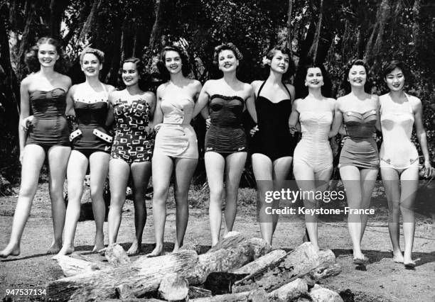 Concours de Miss Univers 1953, candidates sur la plage de Long Beach, Californie, USA, le 14 mars 1953.