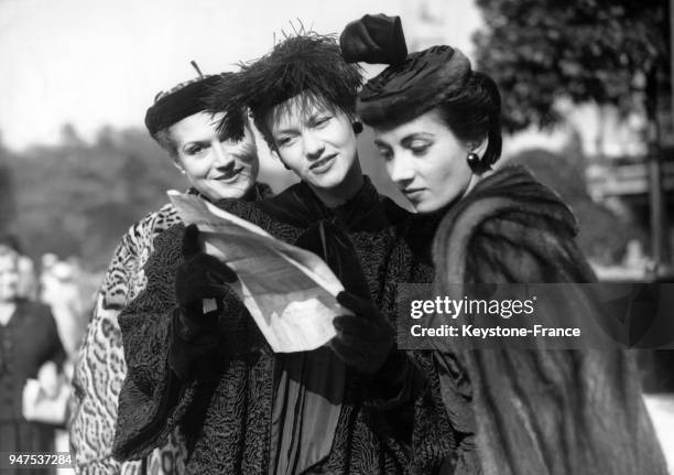 Jeunes femmes portant de beaux manteaux de fourrures lors du Prix de l'Arc de Triomphe à Longchamp, Paris le 07 octobre 1951.