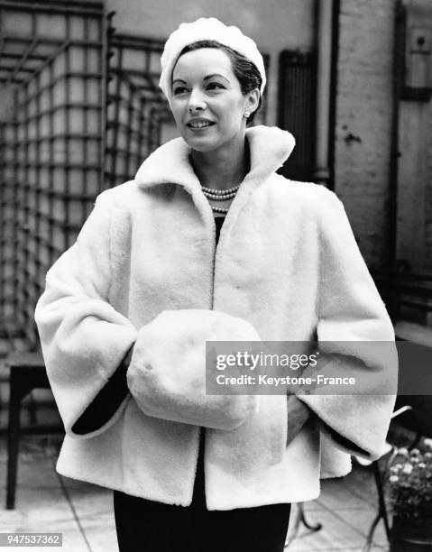 Veste courte en agneau blanc avec son manchon, collection automne-hiver. Londres le 27 aôut 1952.