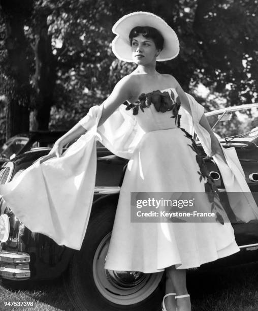 Collection de chapeaux pour l'automne 1951. Chapeau de velours jaune gani de plumes sur le côte, Paris le 29 juillet 1951.