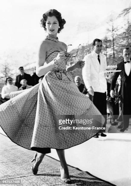 La mannequin FIONA CAMPBELL-WALTER porte une jupe de style paysan avec un bustier, création Susan Petit. Saint-Moritz, le 16 février 1953.