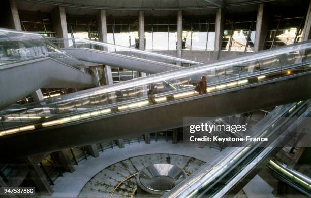 Vue des tubes de l'aéroport Roissy, en France.