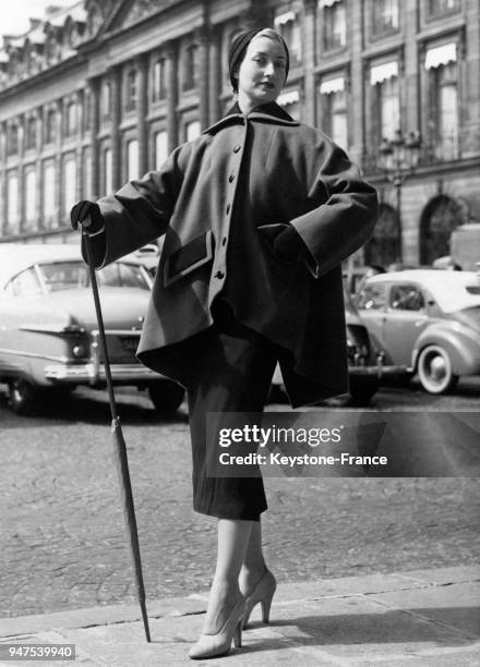 Ensemble en lainage beige garni d'un col et deux revers de poches en velours noir, impression plongeante dans le dos, Création Schiaparelli, Paris,...
